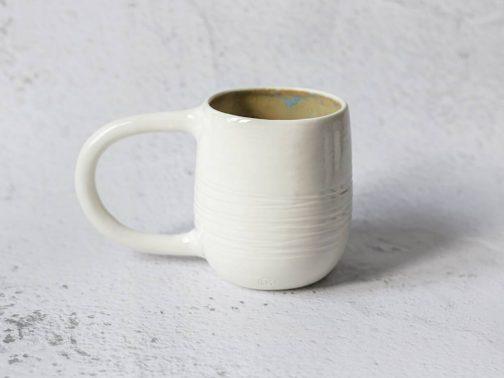 mug-en-porcelaine-fond-vert-exterieur blanc-ceramique-artisanale-Grains-de-Ceramique-lyon