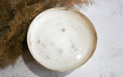 Assiette artisanale creuse blanche en grès pyrité