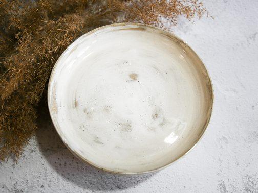 Assiette artisanale creuse blanche en grès pyrité