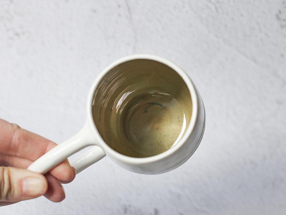 mug-porcelaine-fond-vert-ceramique-artisanale-Grains-de-Ceramique-lyon mug-en-porcelaine-fond-vert-exterieur blanc-ceramique-artisanale-Grains-de-Ceramique-lyon