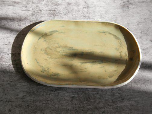 Assiette artisanale ovale et plate en porcelaine Grains de Céramique