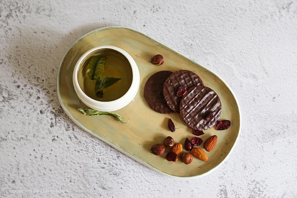 Assiette artisanale ovale et plate en porcelaine Grains de CéraAssiette artisanale ovale et plate en porcelaine Grains de Céramiquemique
