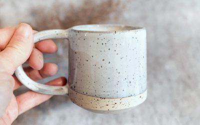 Mug artisanal en grès avec grande anse fait main à Lyon par la céramiste Morgane Tosi, de Grains de Céramique.