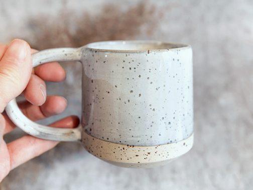 Mug artisanal en grès avec grande anse fait main à Lyon par la céramiste Morgane Tosi, de Grains de Céramique.