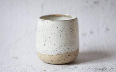 Tasse haute en grès, céramique artisanale et moderne fait main