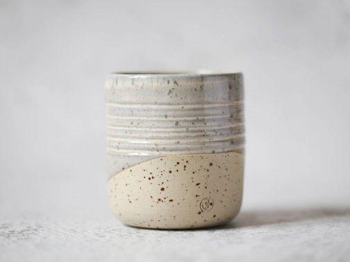 Gobelet tasse en céramique artisanale et moderne fait main