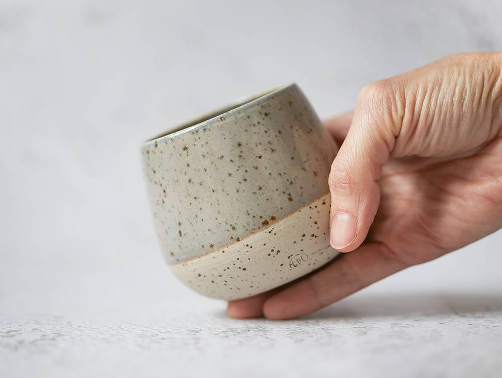 tasse-ronde-gres-grise-Grains-de-ceramique-ceramiste-fait-main-lyon Tasse céramique artisanale et moderne fait main