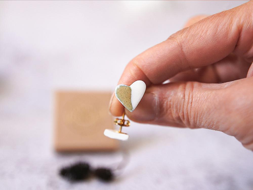 clous-doreilles-porclelaine-plaque-or-emaillee-vert-bronze-fine-delicate-coeurs-bicolores-Grains-de-Ceramique-bijoux Puces d'oreilles, bijoux, boucles d'oreilles porcelaine émaillées et plaquées or, fines et délicates, vert bronze, coeurs porcelaine, Lyon