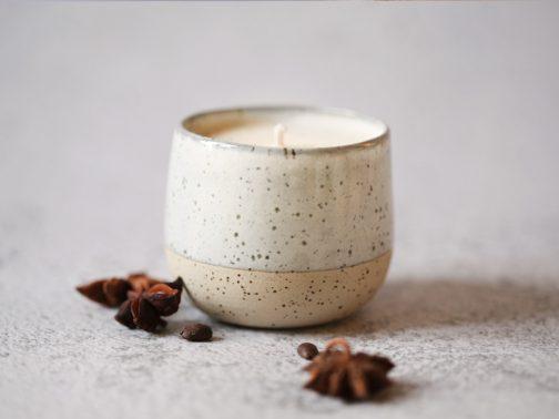 Bougie tasse artisanale - cadeau en deux temps - Bougie artisanale puis tasse - cire végétale parfum de grasse - Grains de Céramique - ceramiste lyon